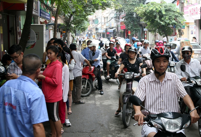 Hà Nội: Phố Thụy Khuê tắc nghẽn vì dòng người ùn ùn đổ về mua bánh Trung thu gia truyền - Ảnh 6.