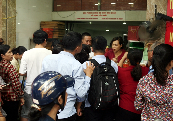 Hà Nội: Phố Thụy Khuê tắc nghẽn vì dòng người ùn ùn đổ về mua bánh Trung thu gia truyền - Ảnh 8.