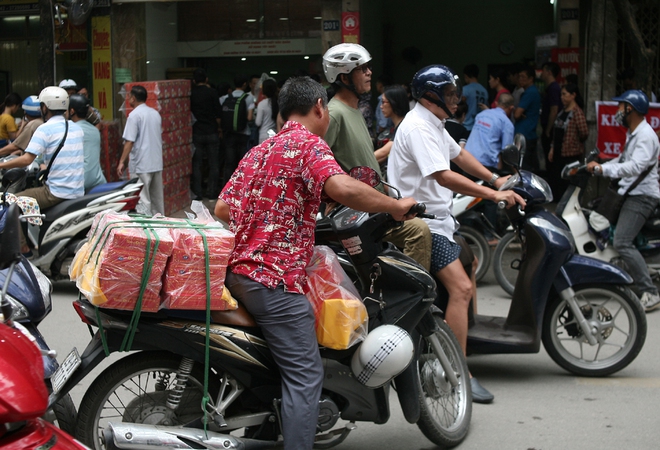 Hà Nội: Phố Thụy Khuê tắc nghẽn vì dòng người ùn ùn đổ về mua bánh Trung thu gia truyền - Ảnh 11.