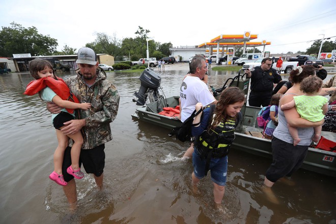 Hình ảnh cảnh sát bế hai mẹ con gốc Việt ra khỏi ngôi nhà ngập nước sau siêu bão Harvey gây sốt - Ảnh 5.