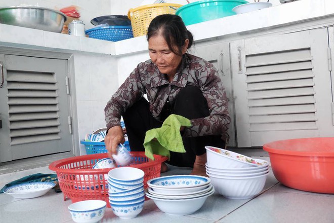Chùm ảnh: Bữa cơm tập thể ở nhà trú bão lần đầu tiên trong đời bà con ven biển Xứ Dừa - Ảnh 2.