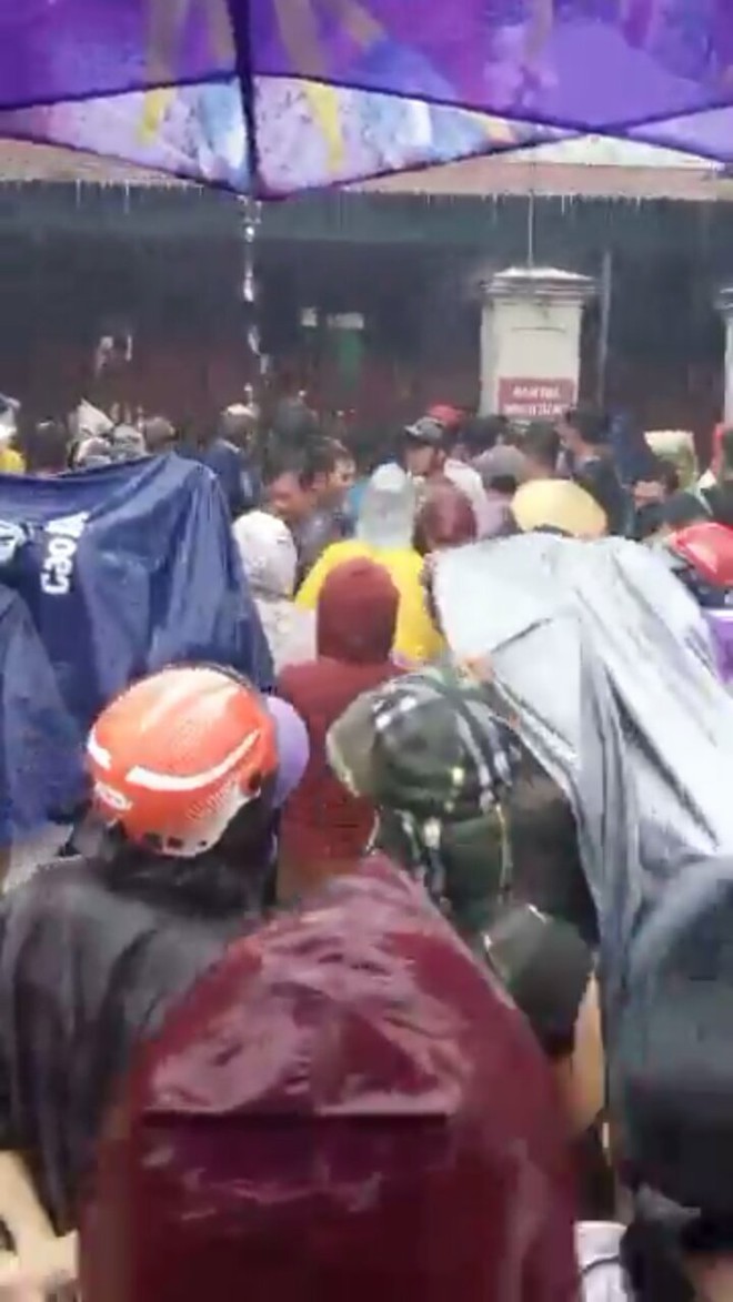 Hàng trăm người dân đội mưa vây bắt người phụ nữ nghi bắt cóc trẻ em - Ảnh 4.