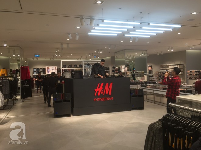 H&M mở store đầu tiên tại Hà Nội: Đồ người lớn rẻ đẹp, đồ trẻ em còn được mua 2 tặng 1 - Ảnh 1.