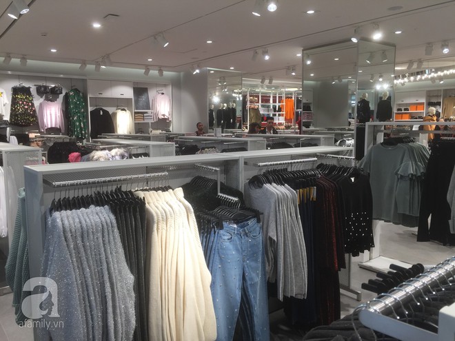 H&M mở store đầu tiên tại Hà Nội: Đồ người lớn rẻ đẹp, đồ trẻ em còn được mua 2 tặng 1 - Ảnh 2.