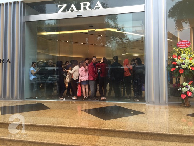 Zara Hà Nội khai trương: tới trưa lượng người kéo đến mua sắm chật cứng cả 3 tầng - Ảnh 1.
