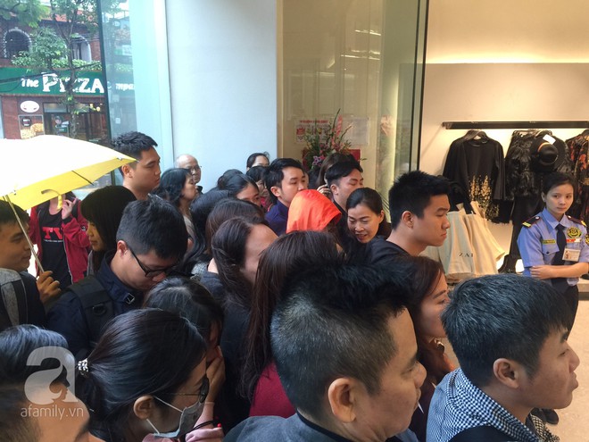 Zara Hà Nội khai trương: tới trưa lượng người kéo đến mua sắm chật cứng cả 3 tầng - Ảnh 2.