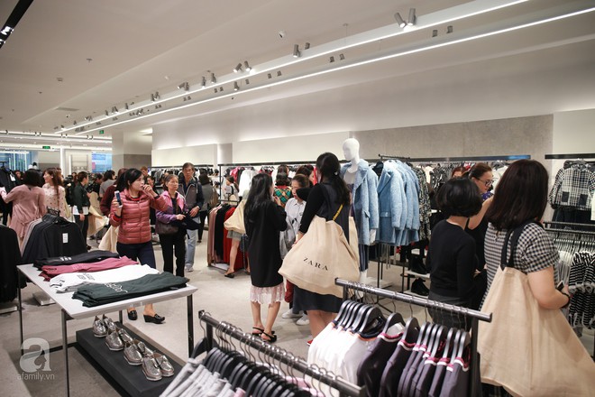 Zara Hà Nội khai trương: tới trưa lượng người kéo đến mua sắm chật cứng cả 3 tầng - Ảnh 11.
