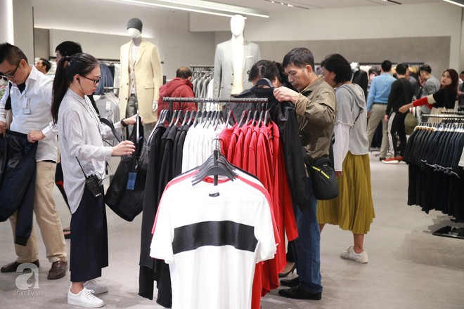 Zara Hà Nội khai trương: tới trưa lượng người kéo đến mua sắm chật cứng cả 3 tầng - Ảnh 10.