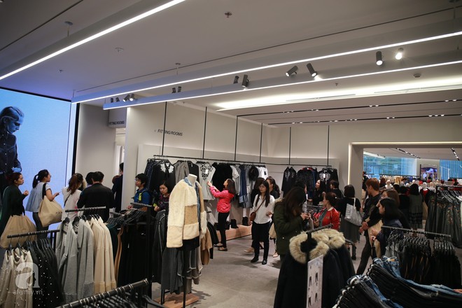 Zara Hà Nội khai trương: tới trưa lượng người kéo đến mua sắm chật cứng cả 3 tầng - Ảnh 12.