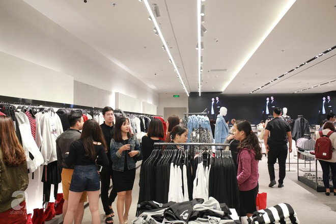 Zara Hà Nội khai trương: tới trưa lượng người kéo đến mua sắm chật cứng cả 3 tầng - Ảnh 9.