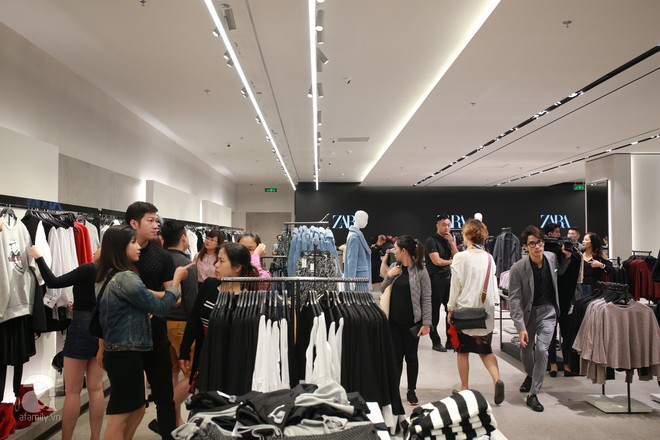 Zara Hà Nội khai trương: tới trưa lượng người kéo đến mua sắm chật cứng cả 3 tầng - Ảnh 8.