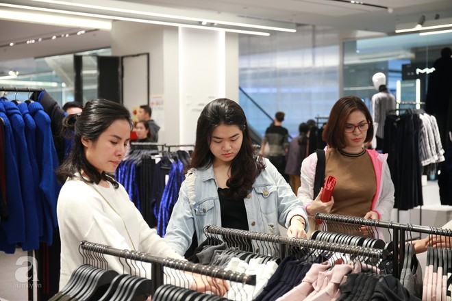 Zara Hà Nội khai trương: tới trưa lượng người kéo đến mua sắm chật cứng cả 3 tầng - Ảnh 7.