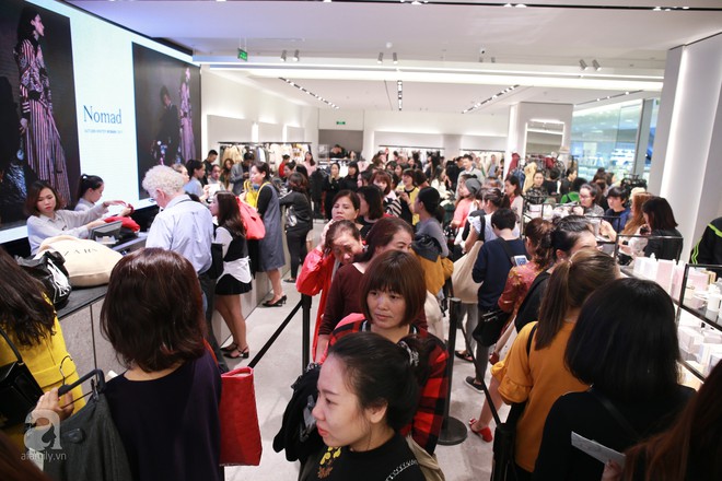 Zara Hà Nội khai trương: tới trưa lượng người kéo đến mua sắm chật cứng cả 3 tầng - Ảnh 15.