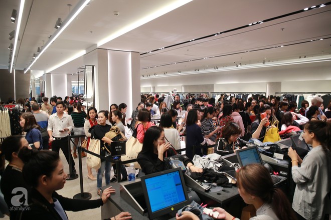 Zara Hà Nội khai trương: tới trưa lượng người kéo đến mua sắm chật cứng cả 3 tầng - Ảnh 16.
