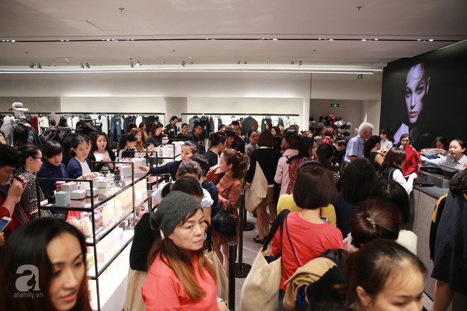 Zara Hà Nội khai trương: tới trưa lượng người kéo đến mua sắm chật cứng cả 3 tầng - Ảnh 17.