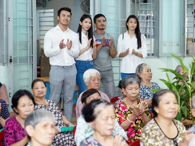 Thùy Dương, Kikki Lê tặng hoa và quà cho những cụ già neo đơn nhân Trung thu - Ảnh 3.