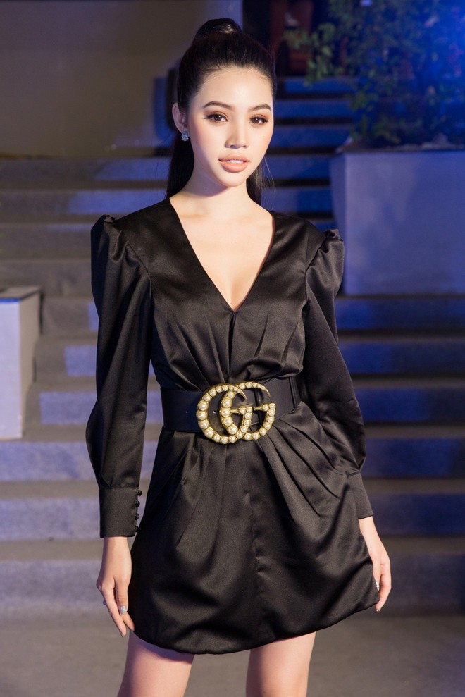 Hoa hậu Jolie Nguyễn diện đầm xẻ ngực quyến rũ, nổi bật cùng Kim Lý tại sự kiện - Ảnh 1.