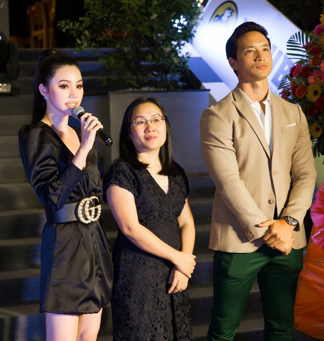 Hoa hậu Jolie Nguyễn diện đầm xẻ ngực quyến rũ, nổi bật cùng Kim Lý tại sự kiện - Ảnh 3.
