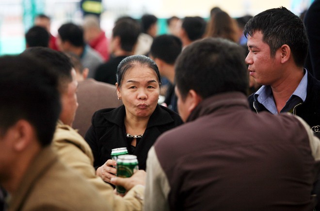 Bất chấp trời lạnh giá, gần 10.000 người Hà Nội ùn ùn kéo đến sân vận động Hàng Đẫy uống bia miễn phí - Ảnh 6.