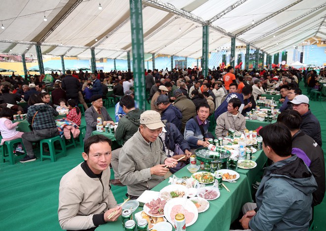 Bất chấp trời lạnh giá, gần 10.000 người Hà Nội ùn ùn kéo đến sân vận động Hàng Đẫy uống bia miễn phí - Ảnh 4.