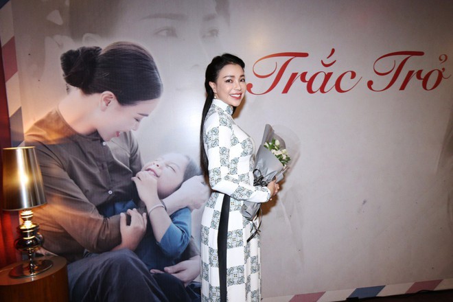 Phi Thanh V&acirc;n &acirc;n cần chỉnh t&oacute;c Tr&agrave; Ngọc Hằng trong đ&ecirc;m nhạc từ thiện - Ảnh 1.