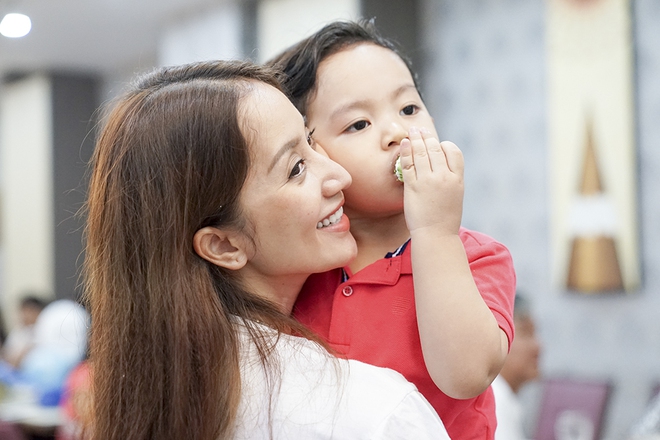 Con trai Khánh Thi - Phan Hiển được cưng như hoàng tử trong tiệc sinh nhật 2 tuổi - Ảnh 12.