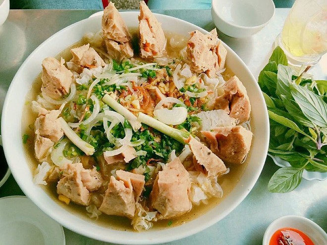 Có gì trong tô bò viên khổng lồ ở quán lề đường Sài Gòn, giá 200 ngàn, 6 người ăn no mới hết? - Ảnh 9.