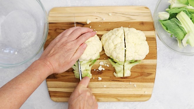 Hãy xem tuyệt chiêu tách bông cải trắng to đùng thành miếng vừa ăn chỉ bằng 5 nhát dao - Ảnh 2.