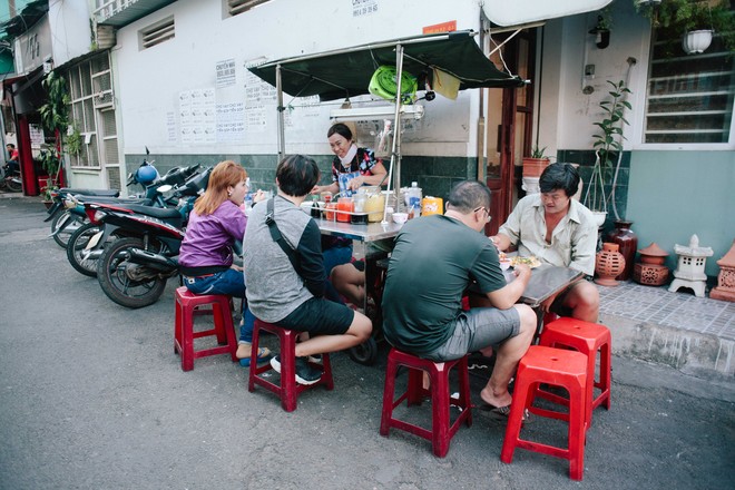 Chiều Sài Gòn lộng gió, ghé hẻm Cheo Leo ăn dĩa bột chiên 22.000 để nghe bà chủ kể chuyện chia ly mùi mẫn - Ảnh 11.