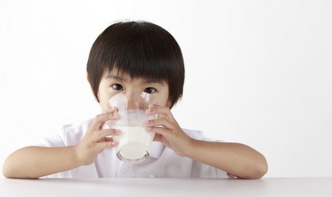 Sữa công thức có thực sự cần thiết cho trẻ sau 1 tuổi? Sự thật sẽ khiến bố mẹ ngã ngửa! - Ảnh 2.