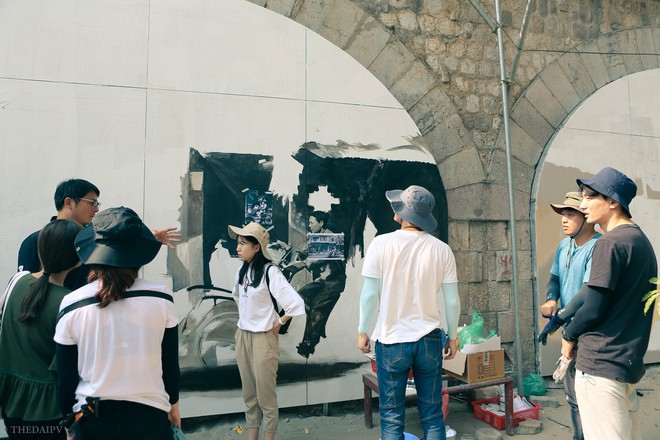 Đường bích họa trên phố Phùng Hưng do nghệ sĩ Hàn Quốc vẽ đã bắt đầu thực hiện - Ảnh 2.