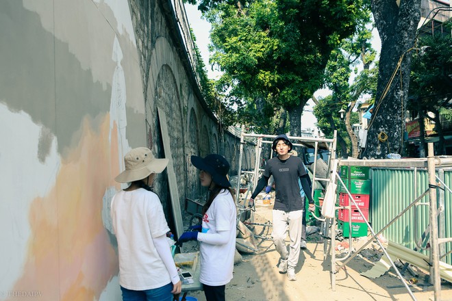 Đường bích họa trên phố Phùng Hưng do nghệ sĩ Hàn Quốc vẽ đã bắt đầu thực hiện - Ảnh 5.