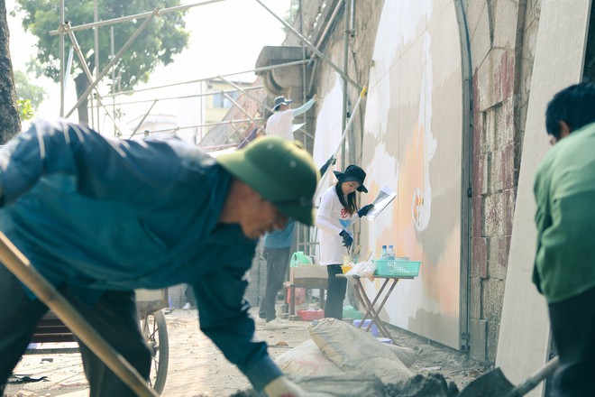 Đường bích họa trên phố Phùng Hưng do nghệ sĩ Hàn Quốc vẽ đã bắt đầu thực hiện - Ảnh 6.