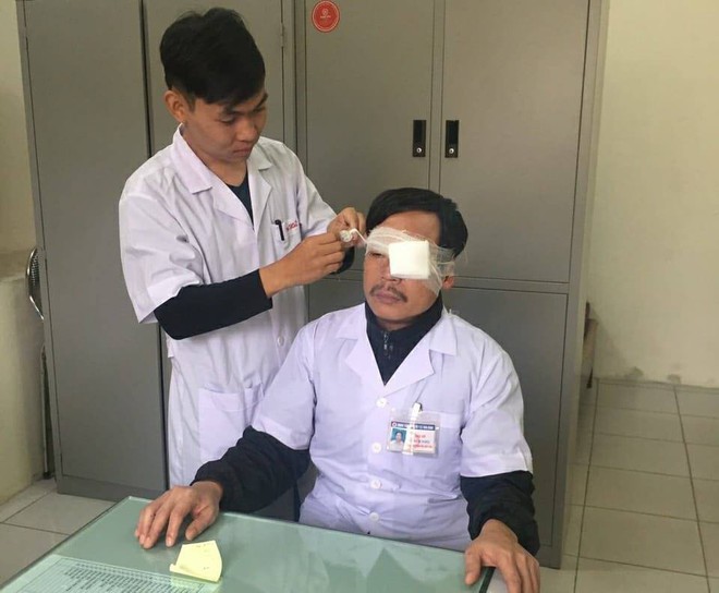 Thái Bình: Bác sĩ bị người nhà bệnh nhân đánh gãy mũi khi đang cấp cứu bên vệ đường - Ảnh 1.