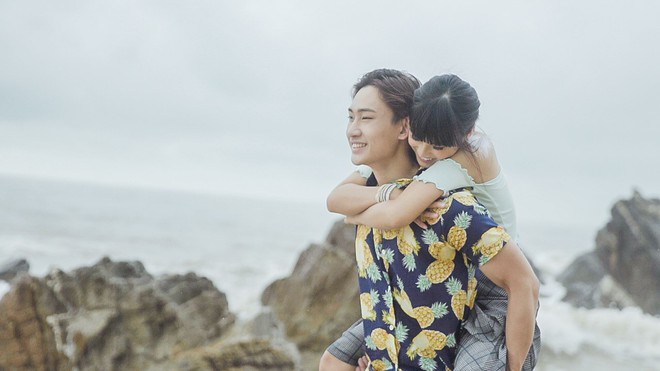 Hoàng Yến Chibi ngọt ngào ôm hôn trai đẹp giữa bãi biển - Ảnh 3.