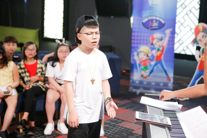 Hết bày trò trên ghế nóng, Bích Phương lại hài hước dụ thí sinh Idol Kids bằng trà sữa - Ảnh 2.