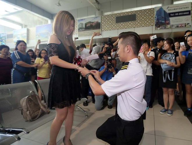 Thấy bạn trai bị cảnh sát bắt ở sân bay, cô gái hoảng hốt không hiểu chuyện gì thì bất ngờ được phi công cầu hôn - Ảnh 2.