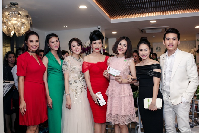 &Ocirc;ng x&atilde; t&igrave;nh cảm hộ tống V&acirc;n Trang đi sự kiện - Ảnh 10.