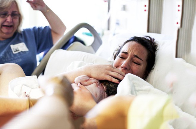 Bị cơn đau đẻ giằng xé, người mẹ này đã được nữ hộ sinh áp dụng một thủ thuật giảm đau đáng kinh ngạc - Ảnh 3.