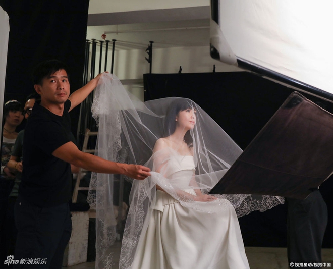 Ngọc nữ số 1 Hong Kong Châu Huệ Mẫn gây sửng sốt vì 50 tuổi mặc váy cưới quá trẻ đẹp - Ảnh 5.