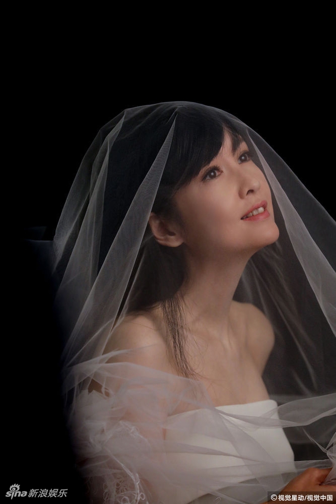 Ngọc nữ số 1 Hong Kong Châu Huệ Mẫn gây sửng sốt vì 50 tuổi mặc váy cưới quá trẻ đẹp - Ảnh 3.