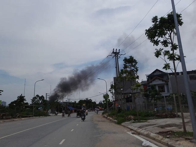 Hà Nội: Cháy lớn trong kho nhựa ở khu làng nghề Triều Khúc - Ảnh 2.
