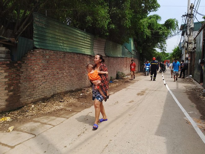 Hà Nội: Cháy lớn trong kho nhựa ở khu làng nghề Triều Khúc - Ảnh 3. Hà Nội: Cháy lớn trong kho nhựa ở khu làng nghề Triều Khúc - Ảnh 3.
