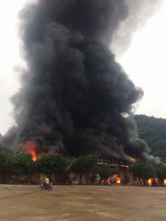 Chợ cửa khẩu lớn nhất Lạng Sơn bốc cháy dữ dội, hàng trăm tiểu thương khốn đốn - Ảnh 2.