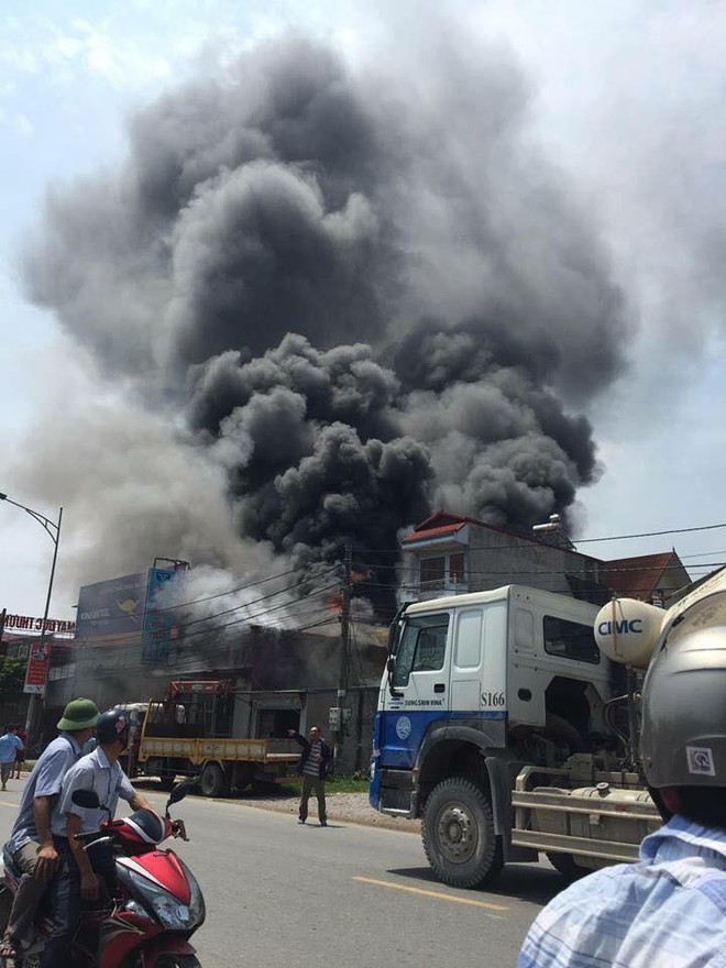 Hà Nội: Cháy lớn tại xưởng thép cạnh quốc lộ 32, nghi có người mắc kẹt bên trong - Ảnh 1.