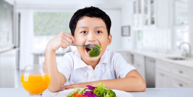 Cha mẹ nào cũng cần hỏi con câu này trong mỗi bữa ăn để trẻ ăn uống lành mạnh - Ảnh 2.
