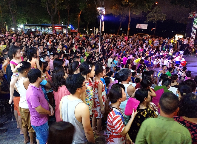 Hà Nội: Nhiều chung cư đồng loạt tổ chức Trung thu, hàng vạn cư dân ùn ùn kéo xuống sân vui chơi - Ảnh 2.