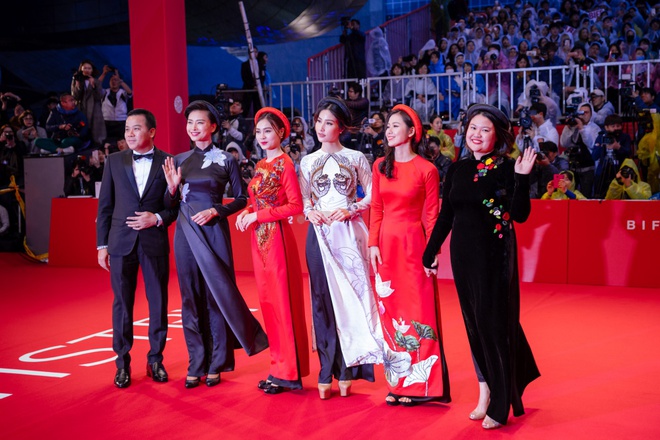 Ngô Thanh Vân cùng hội mỹ nhân Cô Ba Sài Gòn diện áo dài nổi bật trên thảm đỏ LHP Busan - Ảnh 2.