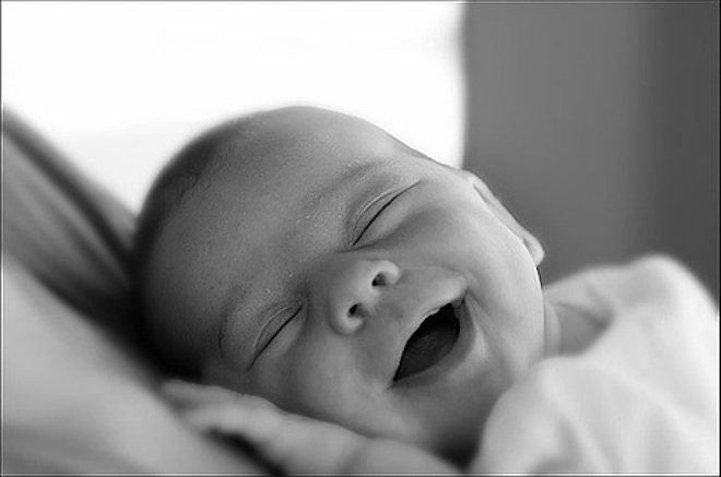 Giải mã nụ cười của bé khi ngủ mơ mà dân gian gọi là 