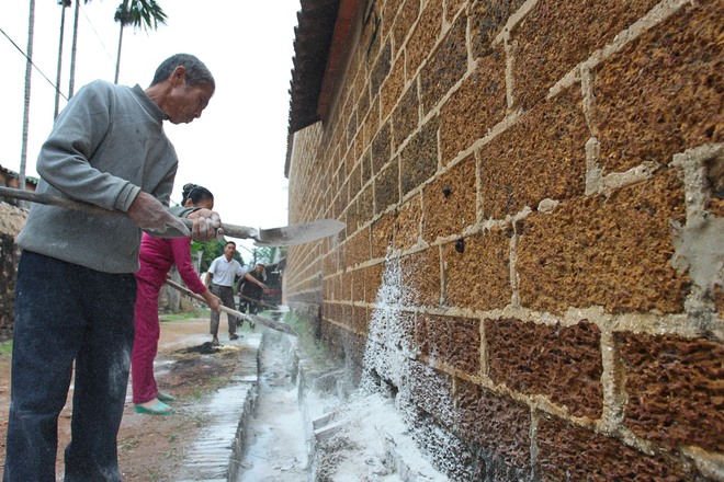 Hà Nội: 10 ngày sau lũ, người dân Tân Tiến rắc vôi bột trắng đường phòng bệnh dịch - Ảnh 14.